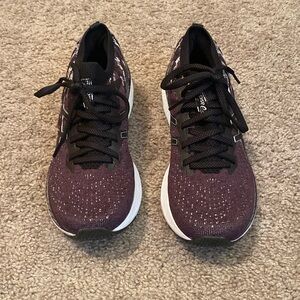 ASICS Women's Gel-Kayano 28 Mesh Knit Running Shoes. Size US women’s 7.